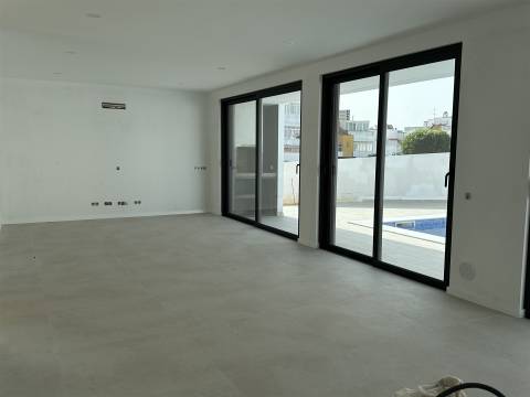 Moradia Unifamiliar de Luxo com Piscina e Jardim