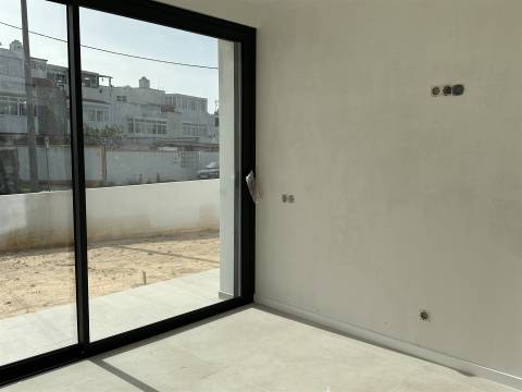 Moradia Unifamiliar de Luxo com Piscina e Jardim