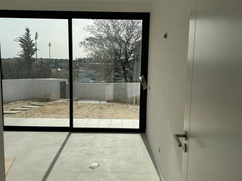 Moradia Unifamiliar de Luxo com Piscina e Jardim