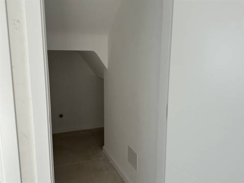 Moradia Unifamiliar de Luxo com Piscina e Jardim