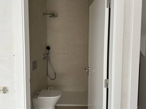 Moradia Unifamiliar de Luxo com Piscina e Jardim