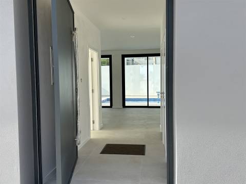 Moradia Unifamiliar de Luxo com Piscina e Jardim