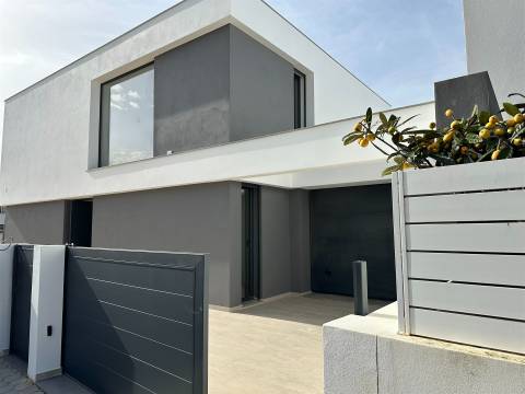 Moradia Unifamiliar de Luxo com Piscina e Jardim