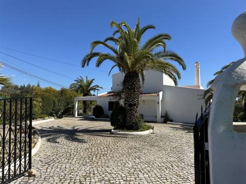 Encantadora Moradia T3 com Piscina em Localização Privilegiada em Carvoeiro