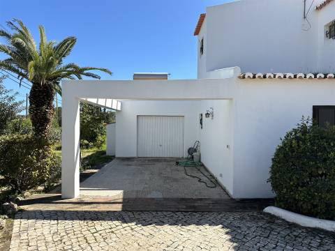 Encantadora Moradia T3 com Piscina em Localização Privilegiada em Carvoeiro