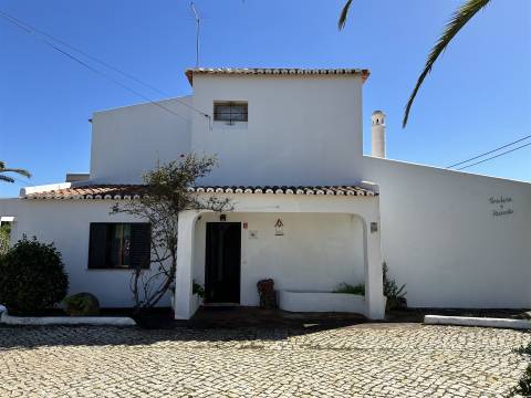 Encantadora Moradia T3 com Piscina em Localização Privilegiada em Carvoeiro