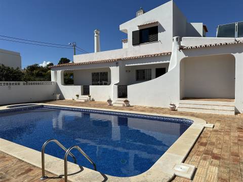 Encantadora Moradia T3 com Piscina em Localização Privilegiada em Carvoeiro