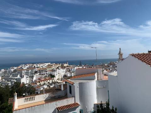 Encantador Apartamento T2 Remodelado no Coração de Albufeira