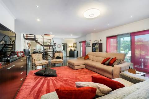 Luxuoso apartamento T5 com piscina privada em Portimão