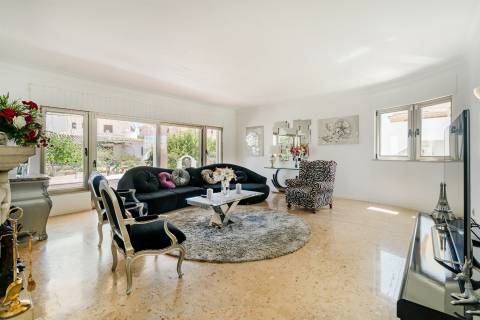 Excelente moradia T7+4 bem localizada em Portimão