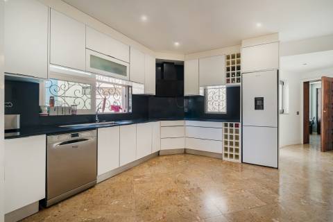 Excelente moradia T7+4 bem localizada em Portimão