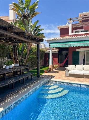 Moradia T5 com piscina e jardim a poucos metros da Praia do Alemão – Alvor