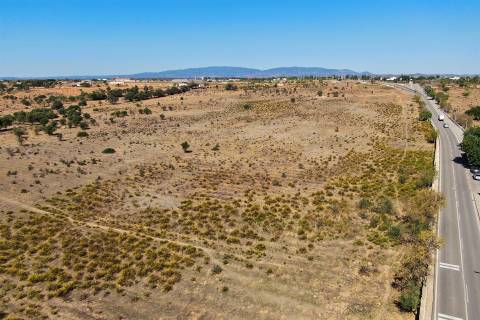 Terreno no centro de Lagoa (Algarve) com viabilidade de construção