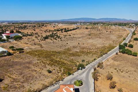 Terreno no centro de Lagoa (Algarve) com viabilidade de construção