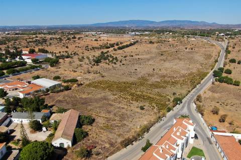 Terreno no centro de Lagoa (Algarve) com viabilidade de construção