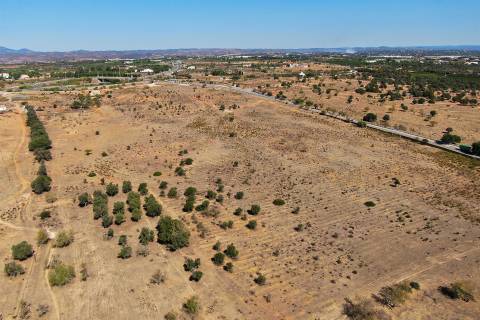 Terreno no centro de Lagoa (Algarve) com viabilidade de construção