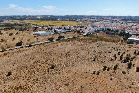 Terreno no centro de Lagoa (Algarve) com viabilidade de construção