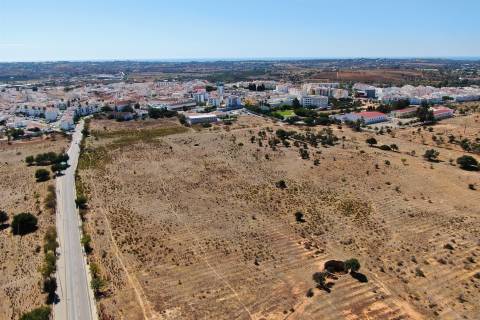 Terreno no centro de Lagoa (Algarve) com viabilidade de construção