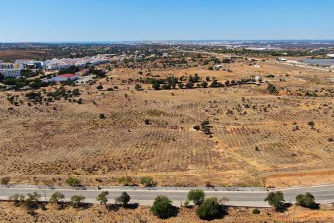 Terreno no centro de Lagoa (Algarve) com viabilidade de construção