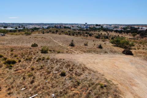 Terreno no centro de Lagoa (Algarve) com viabilidade de construção