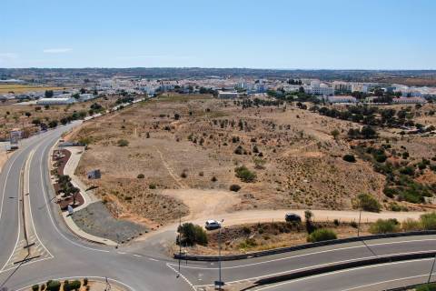 Terreno no centro de Lagoa (Algarve) com viabilidade de construção