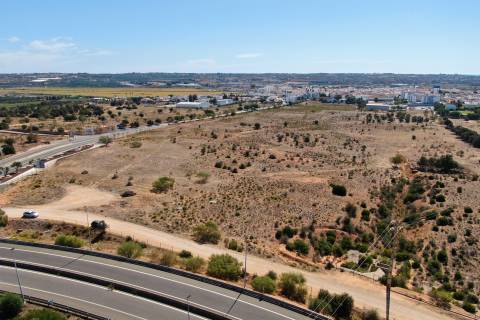 Terreno no centro de Lagoa (Algarve) com viabilidade de construção