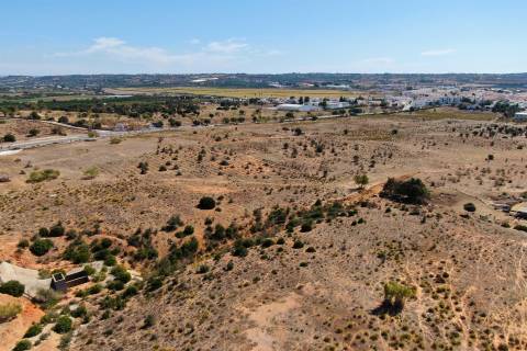 Terreno no centro de Lagoa (Algarve) com viabilidade de construção