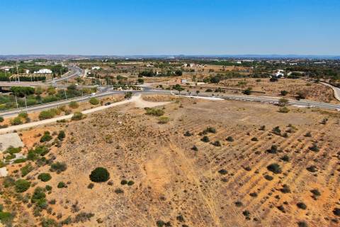 Terreno no centro de Lagoa (Algarve) com viabilidade de construção