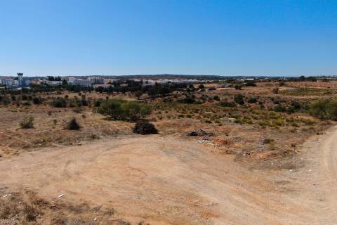 Terreno no centro de Lagoa (Algarve) com viabilidade de construção