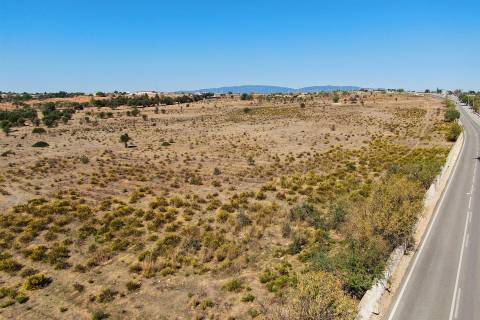 Terreno no centro de Lagoa (Algarve) com viabilidade de construção