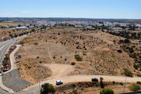 Terreno no centro de Lagoa (Algarve) com viabilidade de construção