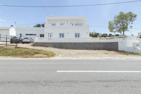 Moradia T4 isolada, completamente renovada, com piscina, no Rasmalho, Portimão