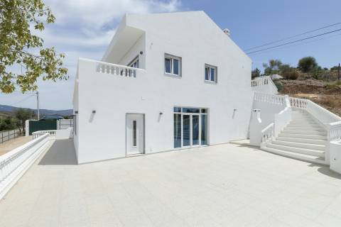 Moradia T4 isolada, completamente renovada, com piscina, no Rasmalho, Portimão