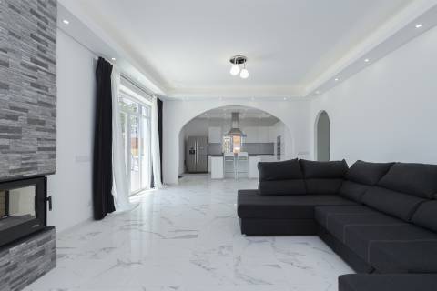 Moradia T4 isolada, completamente renovada, com piscina, no Rasmalho, Portimão