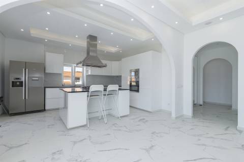 Moradia T4 isolada, completamente renovada, com piscina, no Rasmalho, Portimão