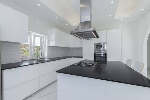 Moradia T4 isolada, completamente renovada, com piscina, no Rasmalho, Portimão