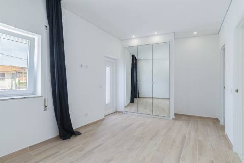 Moradia T4 isolada, completamente renovada, com piscina, no Rasmalho, Portimão