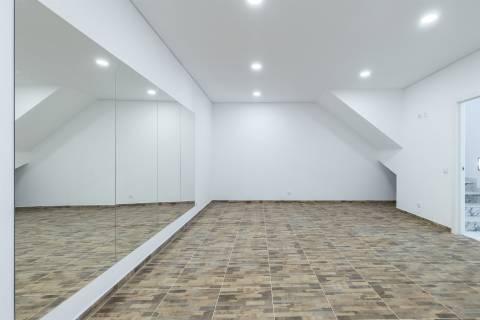 Moradia T4 isolada, completamente renovada, com piscina, no Rasmalho, Portimão