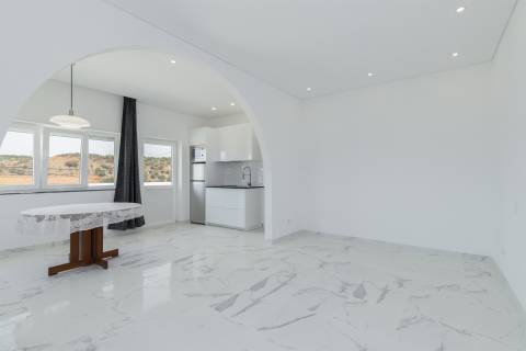 Moradia T4 isolada, completamente renovada, com piscina, no Rasmalho, Portimão