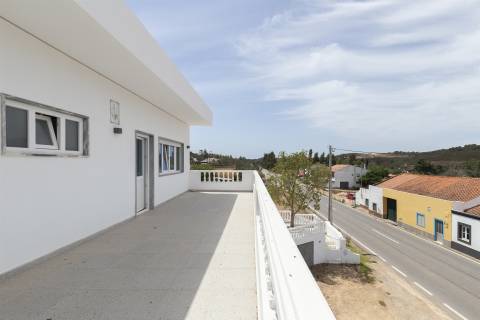 Moradia T4 isolada, completamente renovada, com piscina, no Rasmalho, Portimão