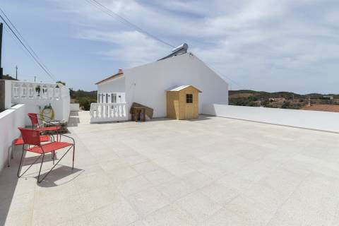 Moradia T4 isolada, completamente renovada, com piscina, no Rasmalho, Portimão