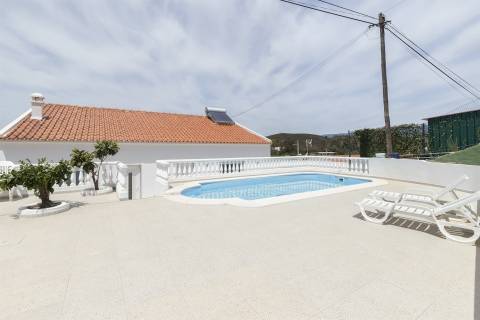 Moradia T4 isolada, completamente renovada, com piscina, no Rasmalho, Portimão