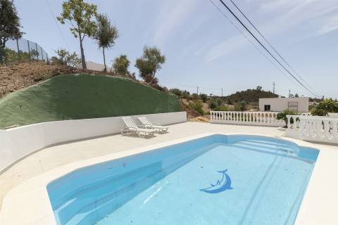 Moradia T4 isolada, completamente renovada, com piscina, no Rasmalho, Portimão