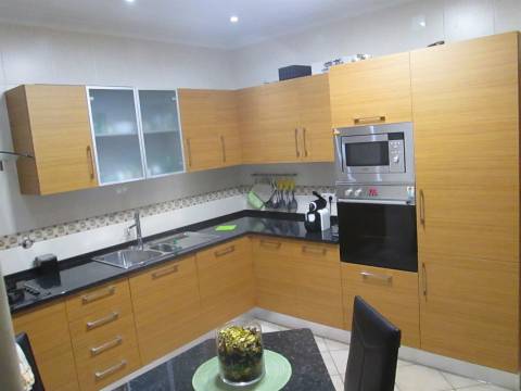 Moradia V2+1, Pêra, Armação de Pêra, terreno para piscina e cultivo, garagem