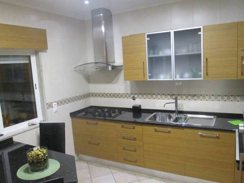 Moradia V2+1, Pêra, Armação de Pêra, terreno para piscina e cultivo, garagem