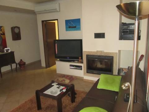 Moradia V2+1, Pêra, Armação de Pêra, terreno para piscina e cultivo, garagem