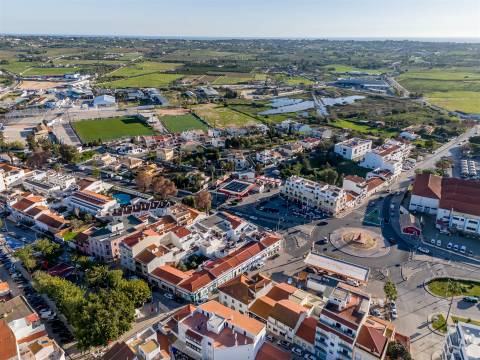 Viva onde a História encontra o Futuro – Prédio no Centro Histórico de Lagoa, Algarve