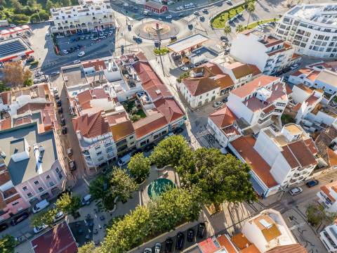 Viva onde a História encontra o Futuro – Prédio no Centro Histórico de Lagoa, Algarve