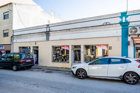 Viva onde a História encontra o Futuro – Prédio no Centro Histórico de Lagoa, Algarve