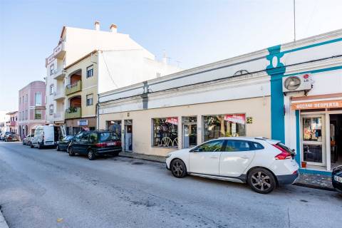 Viva onde a História encontra o Futuro – Prédio no Centro Histórico de Lagoa, Algarve